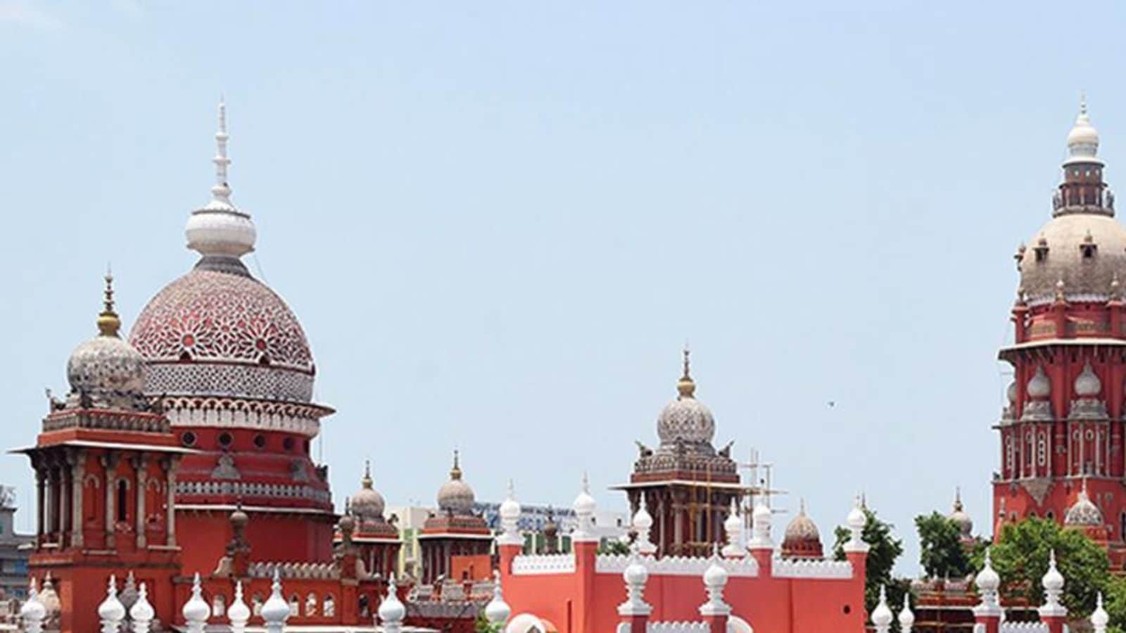 அம்பேத்கர் பிறந்த நாள் விழாவையும், கோவில் திருவிழாக்களையும் ஒரே நேரத்தில் கொண்டாடமுடியாத நிலை - சென்னை உயர்நீதிமன்றம் வேதனை..