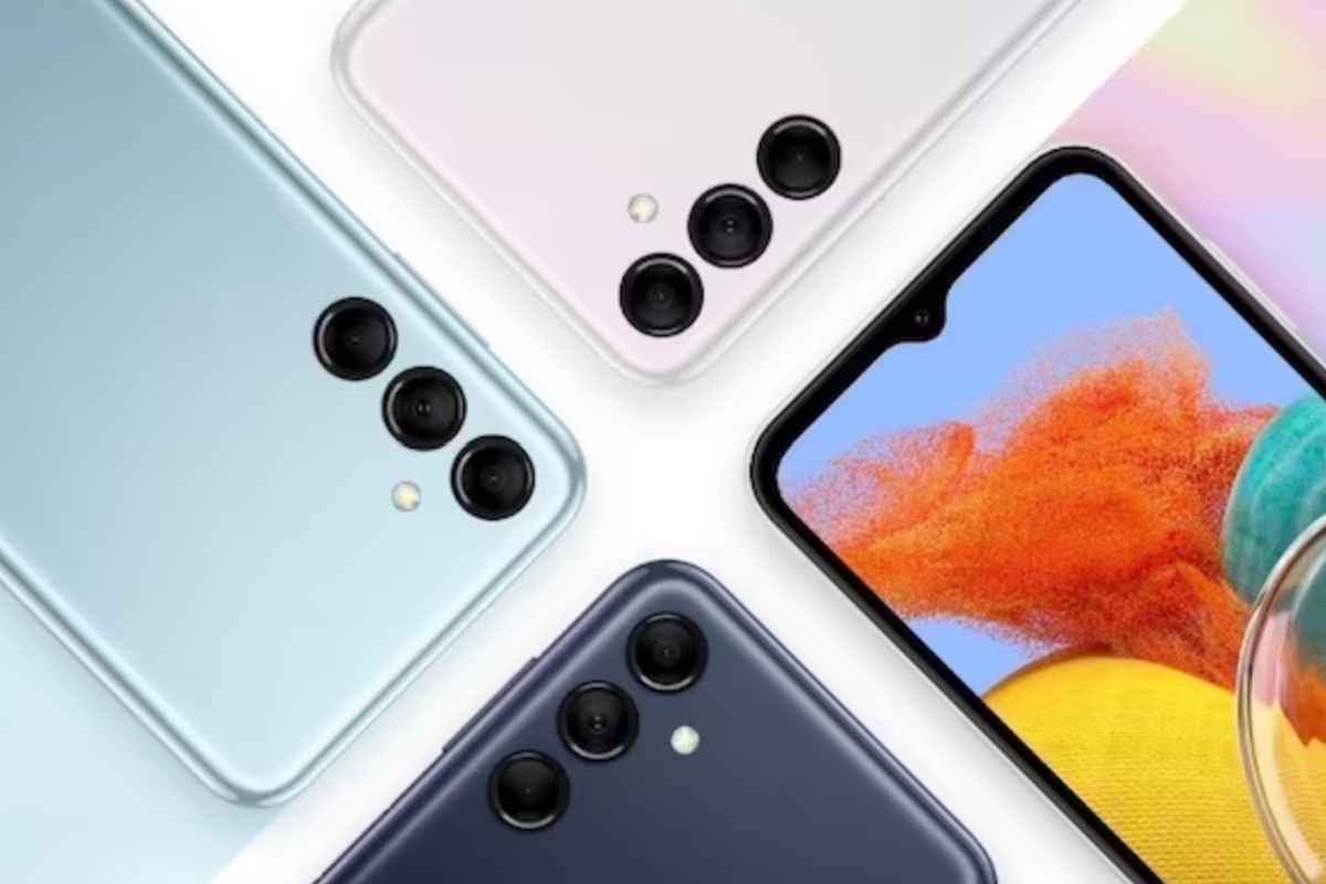  ,[object Object], அறிமுக சலுகையாக Galaxy M14 5G ஸ்மார்ட்போனின் 4+128GB வேரியண்ட் 13,490 ரூபாய்க்கும், 6+128GB வேரியண்ட் 14,990 ரூபாய்க்கும் விற்பனை செய்யப்பட உள்ளது. எனினும், இந்த சலுகை குறிப்பிட்ட சில வங்கி கார்டுகளுக்கு மட்டுமே பொருந்தும். Galaxy M14 5G ஸ்மார்ட்போனை நோ-காஸ்ட் இஎம்ஐ மூலமாகவும் வாடிக்கையாளர்கள் வாங்கி கொள்ளலாம்.