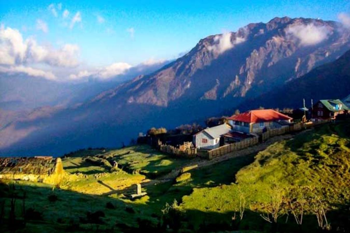  சண்டக்பு, (Sandakphu)டார்ஜிலிங் :- மேற்கு வங்காளத்தின் டார்ஜிலிங் மாவட்டத்தில் அமைந்துள்ள ஒரு மறைக்கப்பட்ட ரத்தினமாகும். இது மாநிலத்தின் மிக உயரமான சிகரம் மற்றும் கிழக்கு இமயமலையின் மூச்சடைக்கக்கூடிய காட்சிகளை வழங்குகிறது. இந்த இடம் மலையேற்ற ஆர்வலர்களுக்கு ஏற்றது, பசுமையான காடுகள் மற்றும் ரோடோடென்ட்ரான் வயல்களின் வழியாக பல மலையேற்ற பாதைகளை வழங்குகிறது.