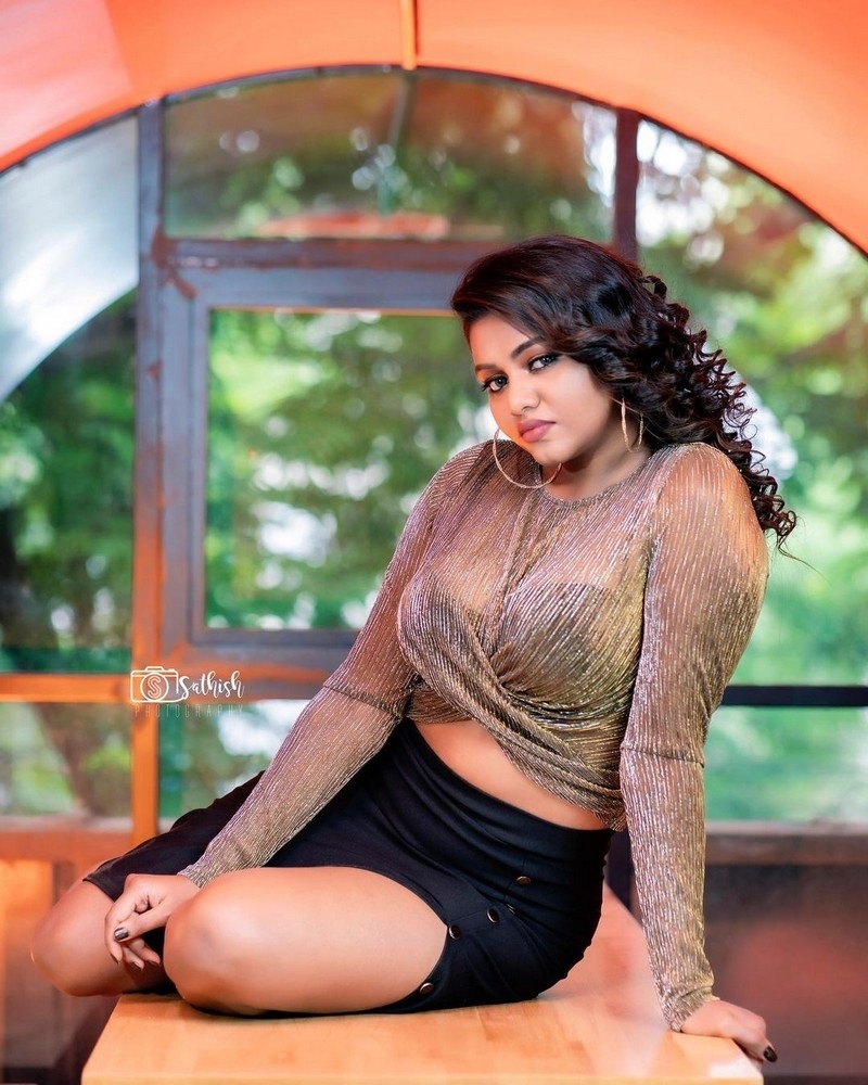  இன்ஸ்டாகிராமில் அடிக்கடி புகைப்படங்களை பதிவிட்டு ரசிகர்களை கவர்ந்துவருகிறார்.