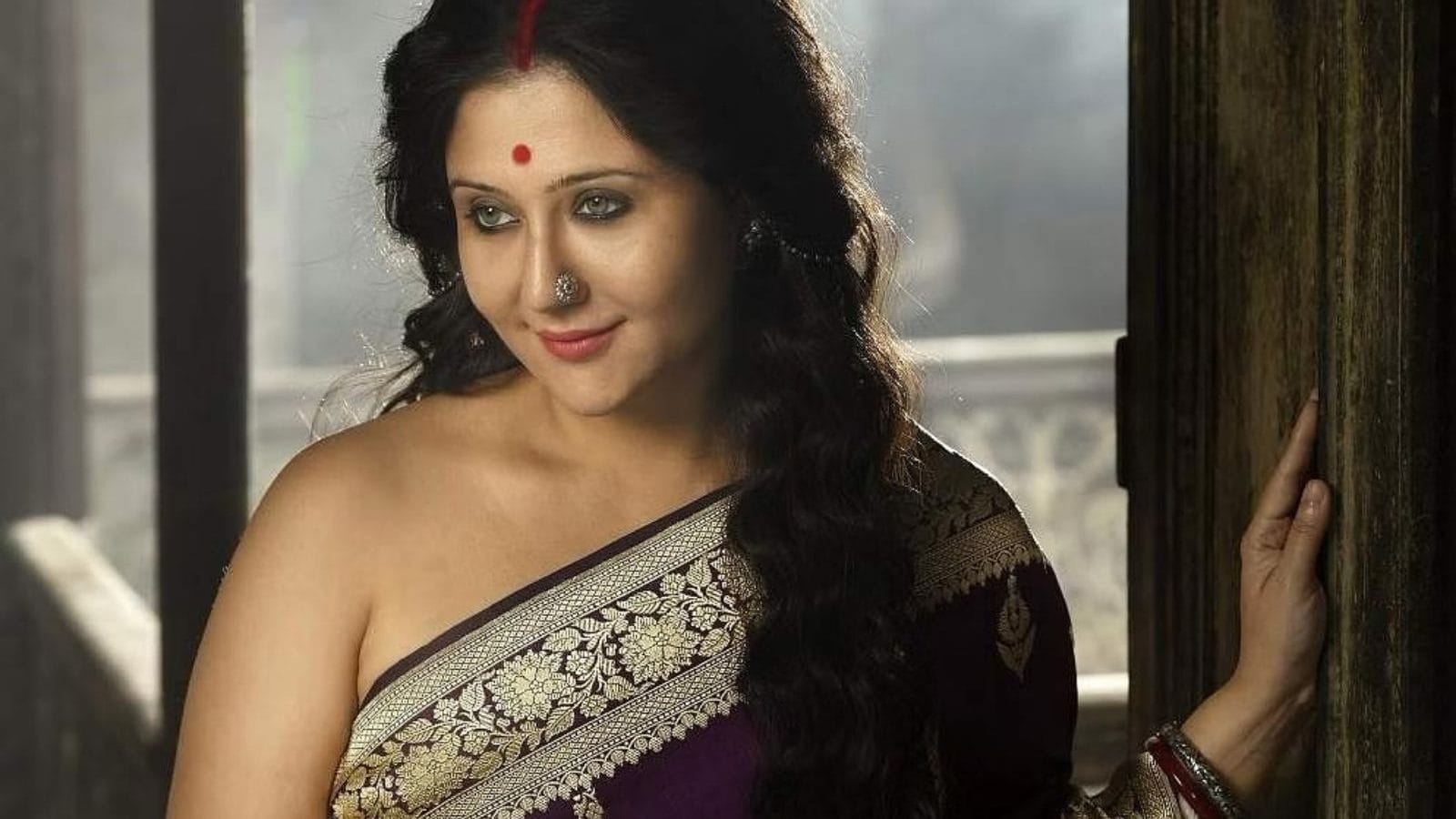 நிர்வாண படத்தை வெளியிடுவதாக மிரட்டும் பட அதிபர்...  பிரபல நடிகை பகீர் புகார்!