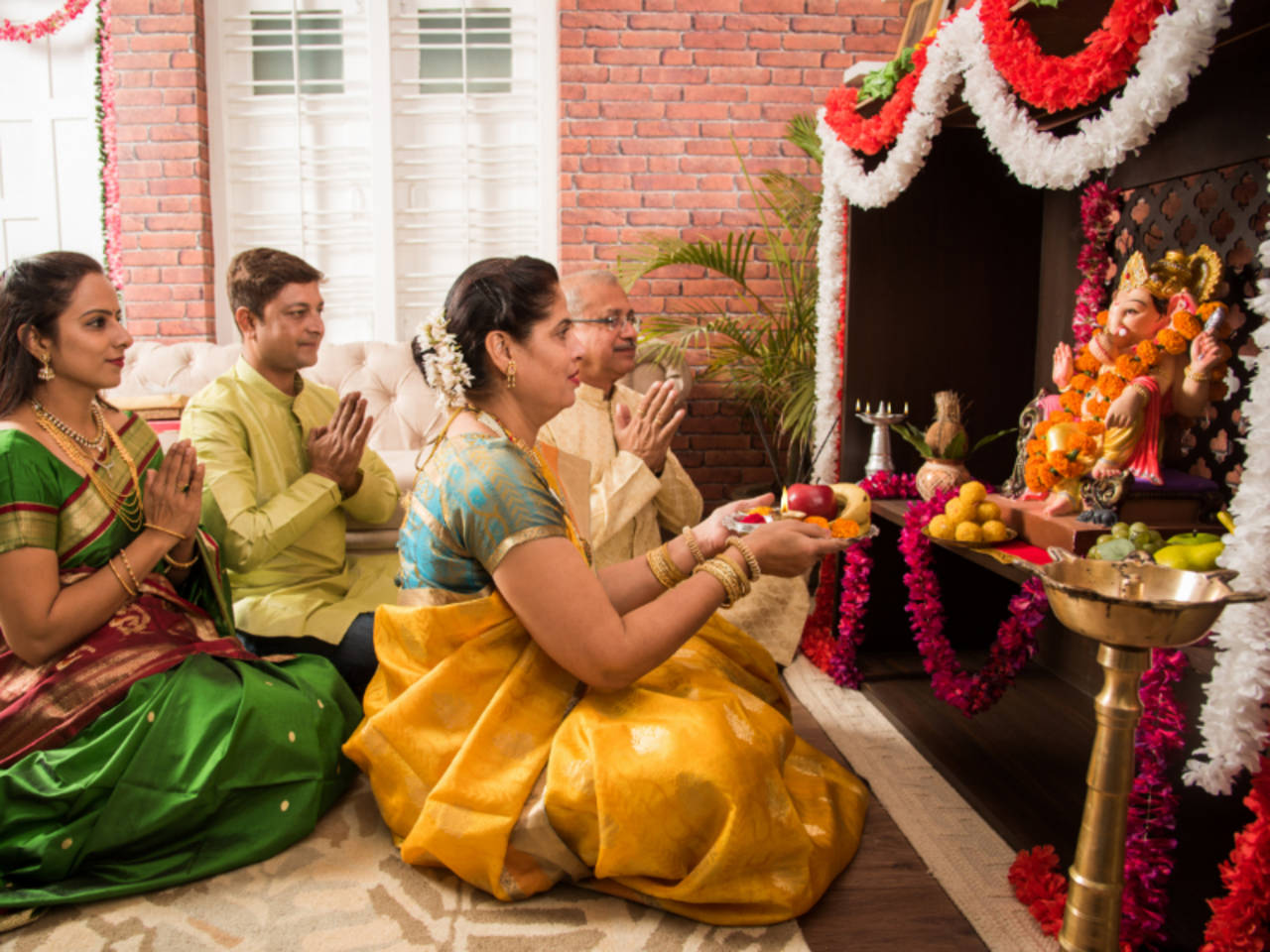  தமிழ் புத்தாண்டின் முக்கிய அம்சம் குடும்பத்துடன் தெய்வீக வழிபாடு செய்வது. உங்கள் வீட்டு பூஜையறையில் இருக்கும் சாமி படங்கள் மற்றும் சிலைகளை சுத்தம் செய்து பூக்கள் வைத்து மாலை போட்டு வழிபாட்டிற்கு தாயர் செய்யவும். பின் தெய்வங்களுக்கு முன் வாழைஇலை போட்டு பழங்கள், இனிப்புகள் மற்றும் வீட்டில் சமைக்கப்பட்ட அறுசுவை பதார்த்தங்கள் என வைத்து பிரசாதமாக படைக்கவும். பின் சூடம் காட்டி ஆரத்தி எடுத்து, சாம்பிராணி காட்டி, பித்தளை மணி அடித்து மந்திரங்கள் சொல்லி வழிபடுங்கள்.