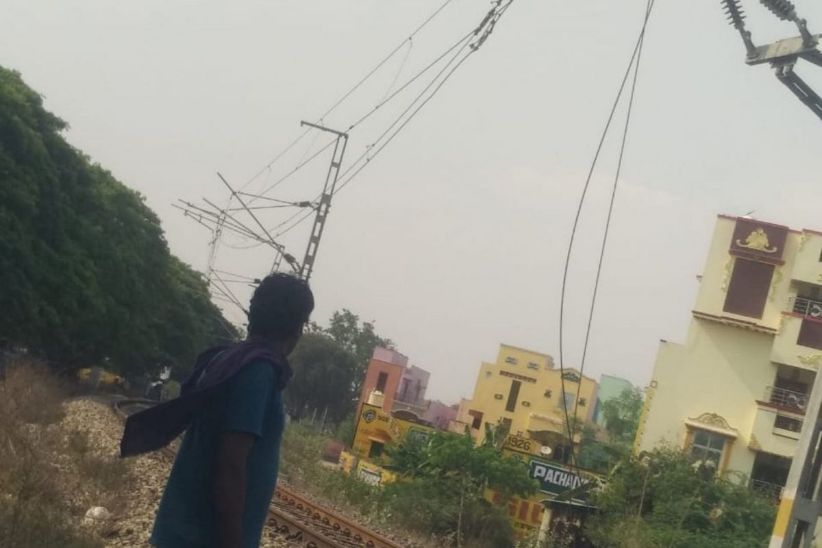 அறுந்து கிடக்கும் வயர்கள்