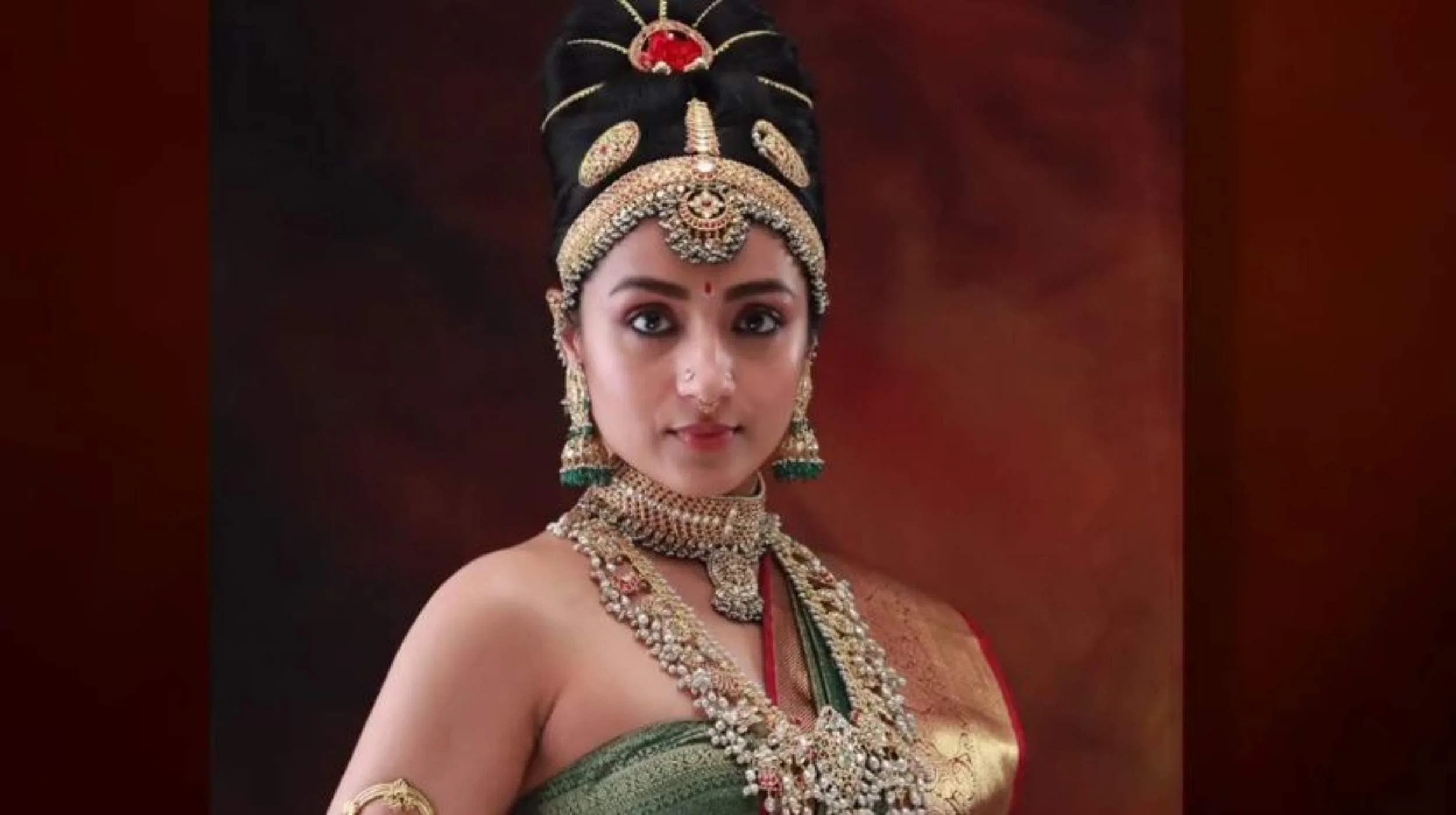  'பொன்னியின் செல்வன்' நாவலை படித்து குந்தவையின் உருவத்தை கனவில் சுமந்தோருக்கு குந்தவை இப்படி ஒரு பேரழகியா என சொல்ல வைத்ததும் இந்த குட்டி நிலவே.