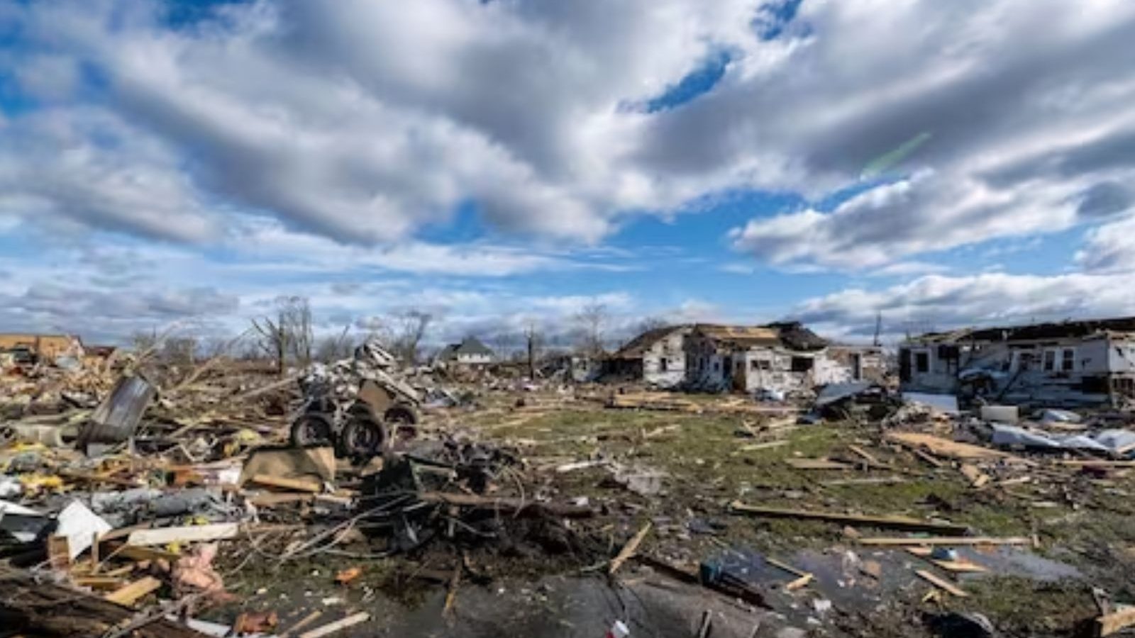 2 நாள்களில் 60 புயல் தாக்குதல்.. உருக்குலைந்த அமெரிக்கா.. 32 பேர் மரணம்