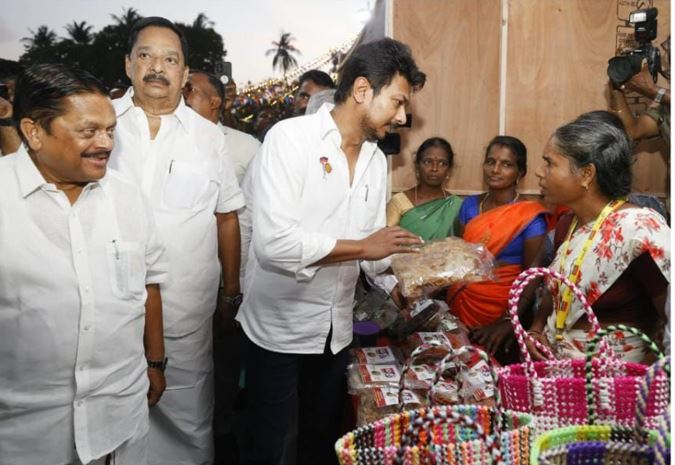  இந்த கண்காட்சியில் பாரம்பரிய உணவு அரங்கு,கைவினை பொருட்கள், கைத்தறி உற்பத்தி பொருட்கள் விற்பனை அரங்குகள் என மொத்தம் 311 அரங்குகள் அமைக்கப்பட்டு உள்ளது.
