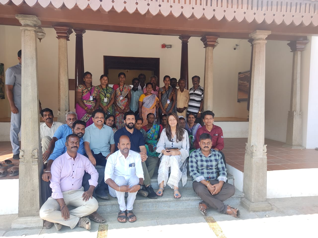  தற்போது, நடிகர் சூர்யா அவரின் குடும்பத்தினருடன் அருங்காட்சியகத்தைப் பார்வையிட்டுள்ளார். நடிகர் சூர்யாவுடன் அவரின் மனைவியும் நடிகையும் ஆன ஜோதிகா, தந்தை சிவகுமார் மற்றும் அவரின் இரண்டு குழந்தைகள் ஆகியோர் இணைந்து அருங்காட்சியகத்தில் வைக்கப்பட்டுள்ள அகழாய்வு பொருட்களை இன்று பார்வையிட்டனர். மேலும் அருங்காட்சியக ஊழியர்களுடன் இணைந்து புகைப்படம் எடுத்துக்கொண்டுள்ளனர்.