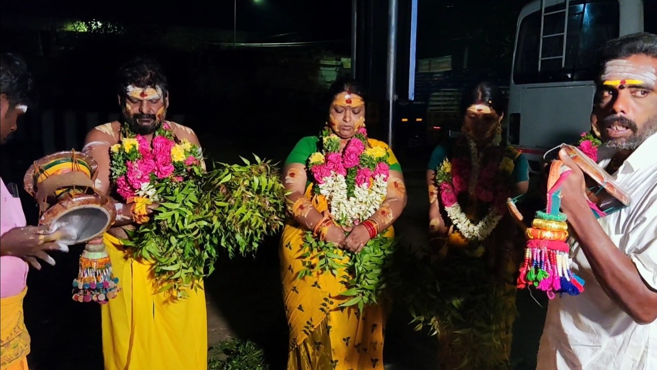  திரைப்பட நகைச்சுவை நடிகர் கஞ்சா கருப்பு, 'எடப்பாடி பழனிச்சாமி  பொதுச்செயலாளராக ஆனதை தொடர்ந்து, அடுத்தது தமிழக முதல்வராக வேண்டும்' என்று வேண்டிக்கொண்டு  சமயபுரம் மாரியம்மன் கோயிலில் நேர்த்திக்கடனை செலுத்தினார்.