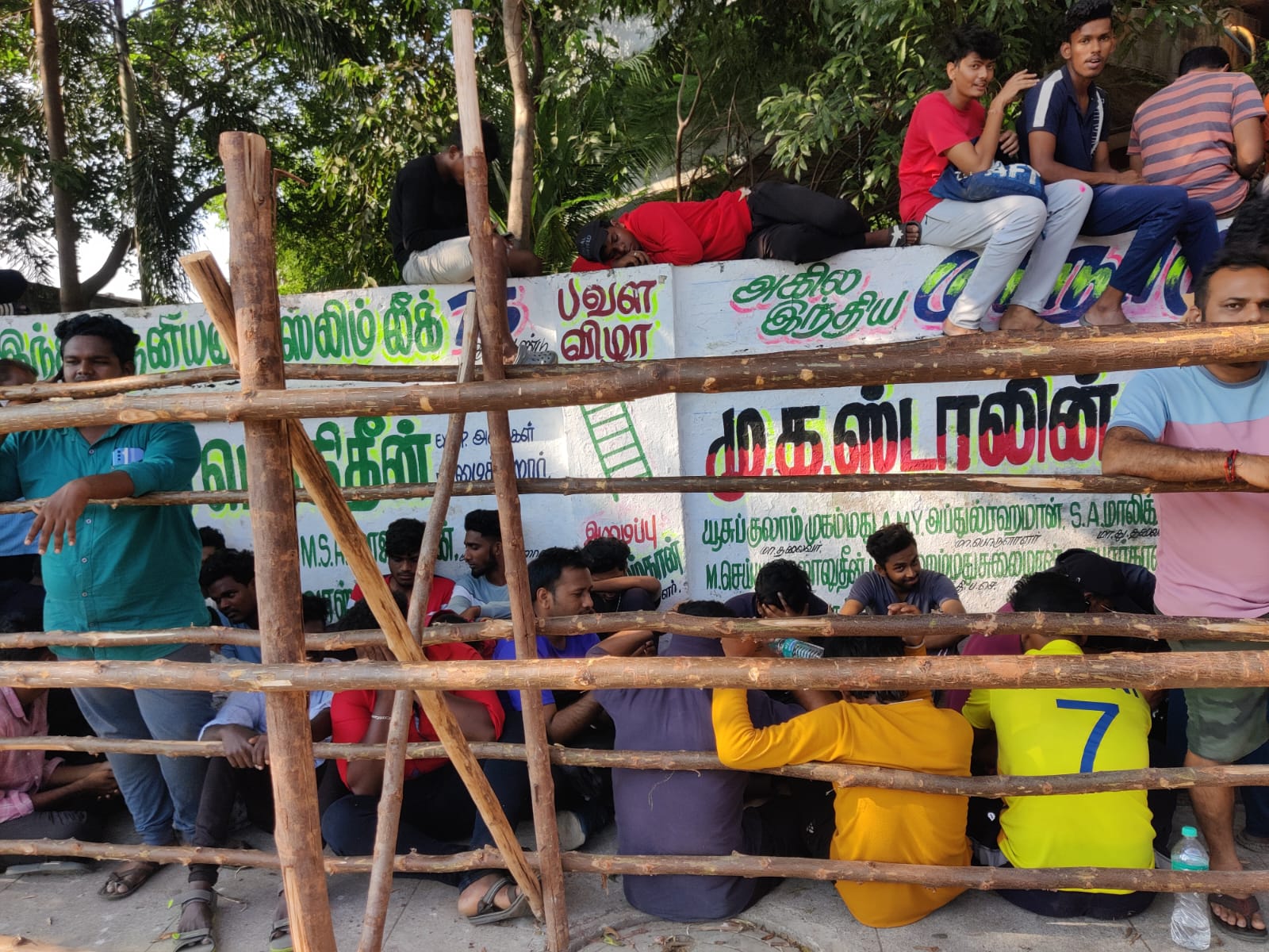  அதன்படி, மைதானத்தில் உள்ள கவுண்டர்களில் 1,500 முதல் 2,500 ரூபாய் வரையிலான டிக்கெட்கள் விற்பனை செய்யப்படவுள்ளன.