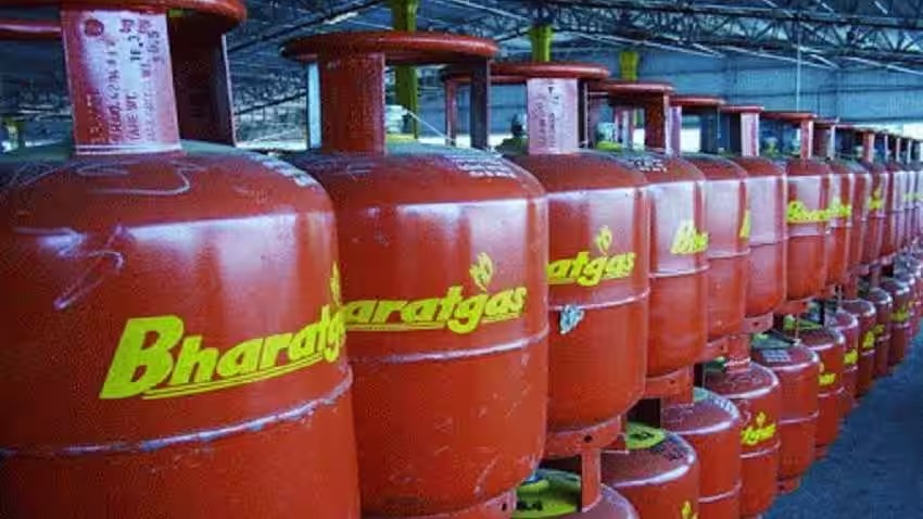  நீங்கள்  Bharat Petroleum சிலிண்டர் வாடிக்கையாளராக இருந்தால், ,[object Object], என்ற எண்ணிற்கு ‘Hi’ என மெசேஜ் அணுப்பினாலே உங்களுடைய சிலிண்டர் புக் செய்யப்படும்.