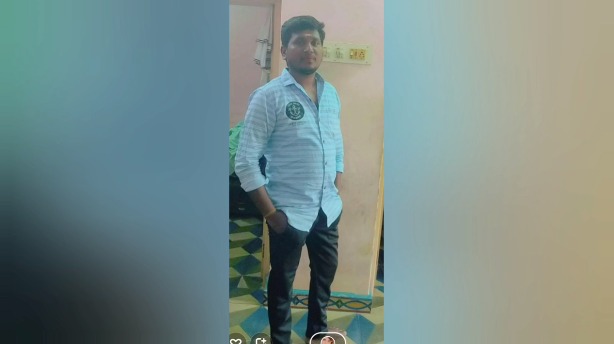  இந்நிலையில் மகனின் சாவிற்கு காரணமான முத்துக்குமாரை கொலை செய்ய திட்டமிட்டுள்ளார் முருகேசன். அதன்படி முருகேசன் மற்றும் அவரது உறவினர்கள் சேர்ந்து முத்துக்குமார் வீட்டிற்குள் புகுந்து அவரை தாக்கியுள்ளனர். (படத்தில் : முத்துகுமார்)