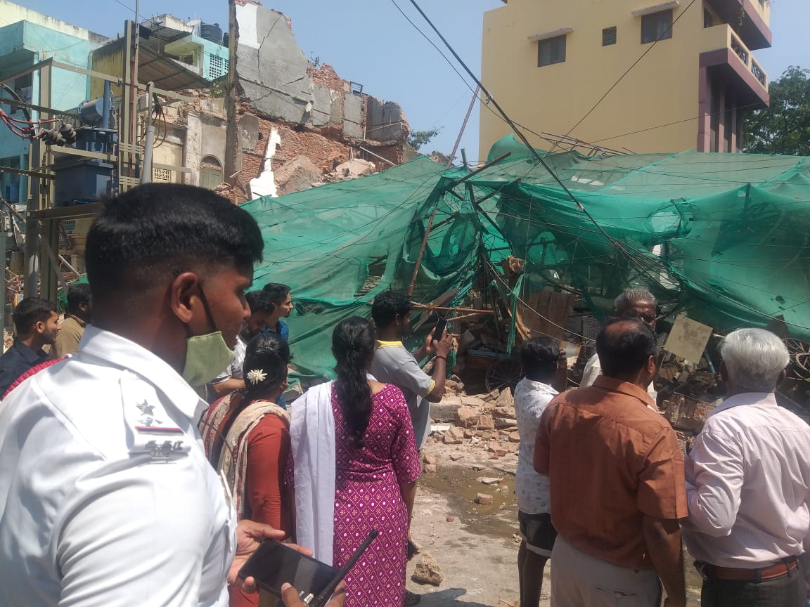  கட்டட இடிபாடுகளில் 5 பேர் சிக்கி இருப்பதாக தகவல் வெளியாகியுள்ளது. புல்டோசர் நவீன இயந்திரங்கள் வரவழைக்கப்பட்டு மீட்பு பணிகள் நடைபெற்று வருகிறது. மேலும் பாதுகாப்பு நலன் கருதி கட்டட விபத்து நடந்த இடத்தைச் சுற்றி இருக்கும் பொது மக்களை போலீசார் அப்புறப்படுத்தி வருகின்றனர். ஆம்புலன்ஸ் மற்றும் மருத்துவ குழுவினர் தயார் நிலையில் உள்ளனர்.