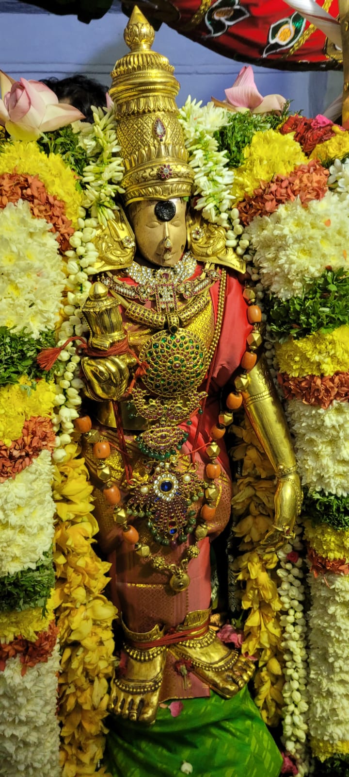  வில்லாபுரம் கண்மாய் பகுதியில் அக்காலத்தில் பாகற்காய் தோட்டம் இருந்துள்ளது. விவசாயிகளுக்கு தரிசனம் கொடுக்கவும், அப்பகுதி மக்கள் விழா எடுப்பதற்காகவும், பாவக்காய் மண்டபத்தில் அம்மனும், சுவாமியும் தங்கி எழுந்தருள்வது வழக்கம்.