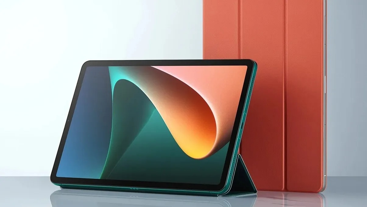  ,[object Object], Xiaomi மற்றும் OnePlus ஆகியவை திறன் வாய்ந்த டிஸ்ப்ளேக்களை இந்த டேப்லெட்களில் வழங்குகின்றன. இருப்பினும் OnePlus Pad டிவைஸானது புதிய Notch-டான் கூடிய எட்ஜை பெறுகிறது. அதற்காக Xiaomi Pad 5-ன் டிஸ்ப்ளே மோசமாக உள்ளது என்று அர்த்தமல்ல. Xiaomi Pad 5 120Hz ரெஃப்ரஷ் ரேட் மற்றும் Dolby Vision உடன் 10.9-இன்ச் WQHD+ டிஸ்ப்ளேவை கொண்டுள்ளது. இதன் Bezel சைஸ்களும் சிறப்பாக உள்ளன. மேலும் இதில் போர்ட்ரெய்ட் ஓரியன்டேஷனில் 8MP கேமரா உள்ளது.