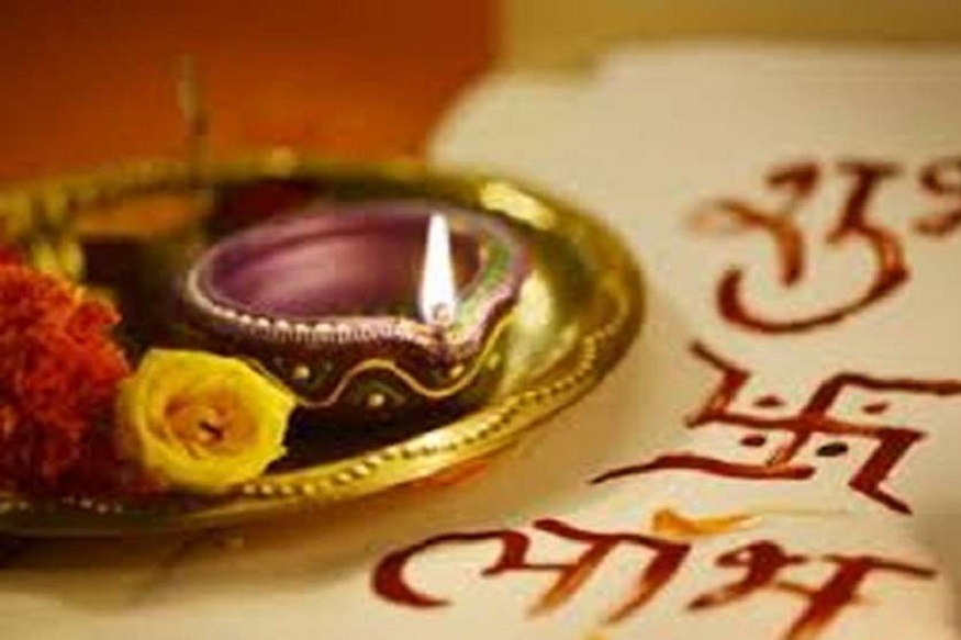  ,[object Object],முழு முதற்கடவுளான பிள்ளையாரை வணங்க வேண்டும்.  அப்போது உங்களுக்குத் தெரிந்த துதிகளைச் சொல்லி வணங்குவது மிகவும் சிறப்பு. அன்றைய தினம் மாலையில் அருகில் உள்ள சிவாலயம், பெருமாள் கோயில் என்று உங்களால் இயன்ற கோவிலுக்குச் சென்று தரிசனம் செய்ய வேண்டும். அதன் பின்னர் வீட்டிற்கு வந்து மீண்டும் தீப ஆராதனையை கலசத்துக்குச் செய்துவிட்டு, கலசத்தினை வடக்குப் பக்கமாக நகர்த்தி வைக்க வேண்டும். கலசத்தினை நகர்த்துவது விரதத்தினை நிறைவு செய்துவிட்டதாக அர்த்தம்.