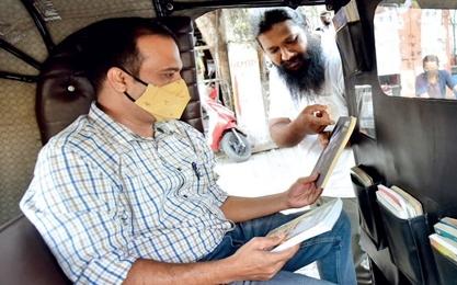  இதுகுறித்து பிரசாந்த் காம்ப்ளே கூறுகையில், “நான் நடத்தும் மொபைல் நூலகத்தை என் ஆட்டோவில் பயணிக்கும் வாடிக்கையாளர்கள் பெரிதும் விரும்புகின்றனர். என் ஆட்டோவில் புத்தகம் இருக்கும் ஒரே காரணத்திற்காக பல வாடிக்கையாளர்கள் தாமாக முன்வந்து என்னை சவாரிக்கு அழைக்கின்றனர். பயணிக்கும்போது புத்தகம் வாசிப்பது அவர்களுக்கு மகிழ்ச்சியை ஏற்படுத்துகிறது’’ என்றார்.