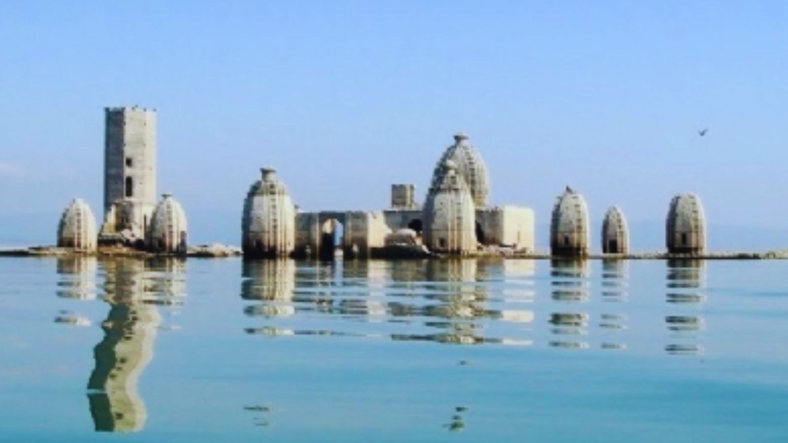 வருடத்தில் 8 மாதங்கள் தண்ணீரில் மூழ்கியிருக்கும் வினோத கோவில் பற்றி தெரியுமா.?