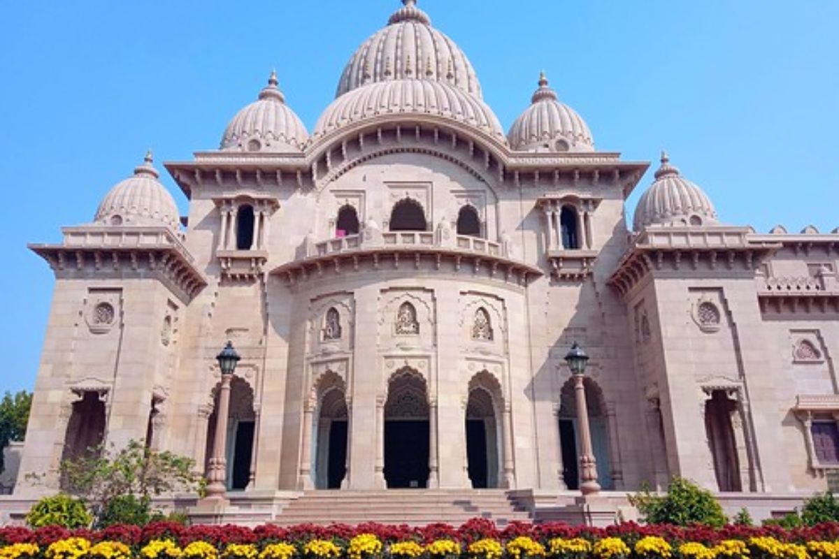  பேலூர் மடம் மதங்களின் ஒற்றுமையைக் குறிக்கிறது, அந்த கோயிலில் இயேசு கிறிஸ்து, புத்தர் மற்றும் முகமது நபி உட்பட உலகம் முழுவதிலுமுள்ள பல்வேறு மதத் தலைவர்களின் உருவங்கள் உள்ளன. இது பல்வேறு மதத்தினரிடையே சமய நல்லிணக்கத்தையும் புரிந்துணர்வையும் மேம்படுத்துவதை நோக்கமாகக் கொண்டுள்ளது