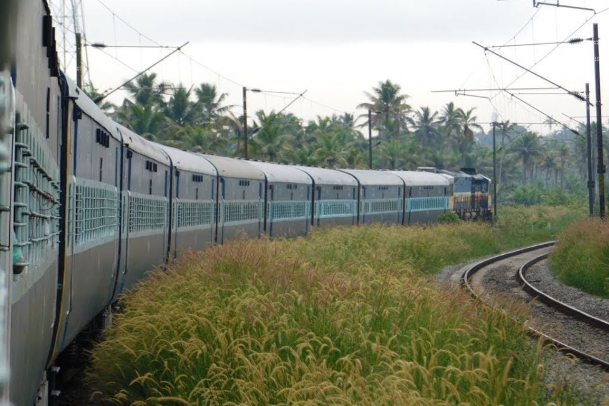  ,[object Object],கிழக்குத் தொடர்ச்சி மலைகளுக்கும் ஒடிசாவின் புகழ்பெற்ற சில்கா ஏரிக்கும் இடையில் அமைந்துள்ள புவனேஸ்வர் முதல் பிரம்மாபூர் வரையிலான ரயில் பாதை நிச்சயம் தனித்துவமானது தான்.  ஒருபுறம் அமைதியான சில்கா ஏரியையும், மறுமுனையில் அடர்ந்த காடுகள் நிறைந்த மால்யாத்ரியையும் இந்த ரயில் பயணத்தில்  காணலாம். அதேபோல புலம்பெயர் பறவைகளின் சரணாலயத்தையும் பார்க்கலாம்.