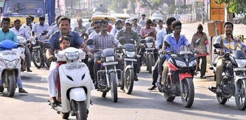  இரண்டாவது நிலை : உங்கள் பைக் நல்ல வேகத்தில் சென்று கொண்டிருந்தால் நீங்கள் பைக்கின் வேகத்தைக் குறைக்க மட்டுமே பிரேக் போடுகிறீர்கள், அதாவது பைக்கை நிறுத்தும் எண்ணம் உங்களுக்கு இல்லை என்றால், அத்தகைய சூழ்நிலையில் நீங்கள் பிரேக் மட்டுமே பயன்படுத்தலாம். இதற்குப் பிறகு, கிளட்சைப் பயன்படுத்தி கியரைக் குறைக்கலாம். பைக்கின் வேகத்தைக் குறைப்பது நல்ல நடைமுறை ஆகும்.