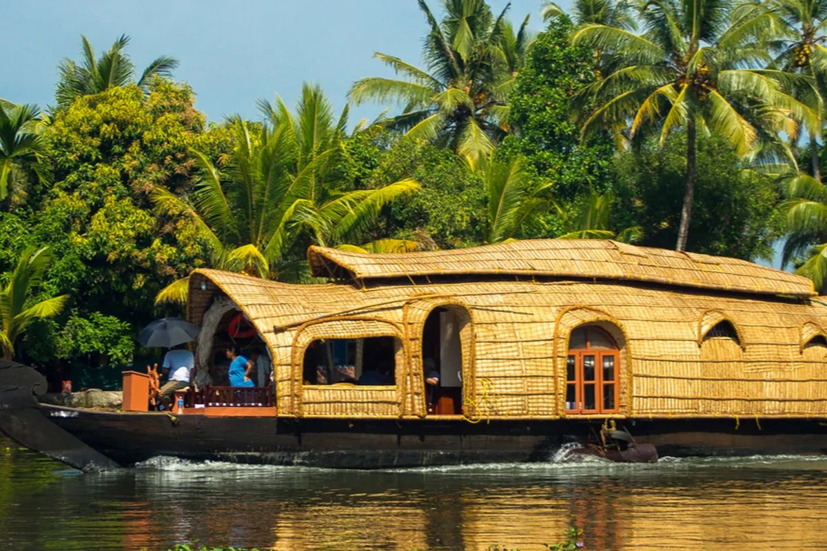  கேரளப் பயணத்தை நீங்கள் மகிழ்ச்சியாகக் கழிக்க விரும்பினால், அதில் முக்கியமாக இருக்க வேண்டியது  இங்குள்ள உப்பங்கழியில் படகுப் பயணம் தான். நாட்டின் அதிகப்படியான பேக்வாட்டர் என்று சொல்லப்படும் உப்பங்கழிகளில் ஒரு படகு இல்லத்தை வாடகைக்கு எடுத்து அதில் தங்கி , பயணித்துக்கொண்டே ஊரை ரசிப்பது  தனி அனுபவம். படகு பயணத்தின் போது, ​​சுற்றியுள்ள நெல் வயல்களையும், வனவிலங்குகளையும், இயற்கை சூழலையும் ரசிக்கலாம்.