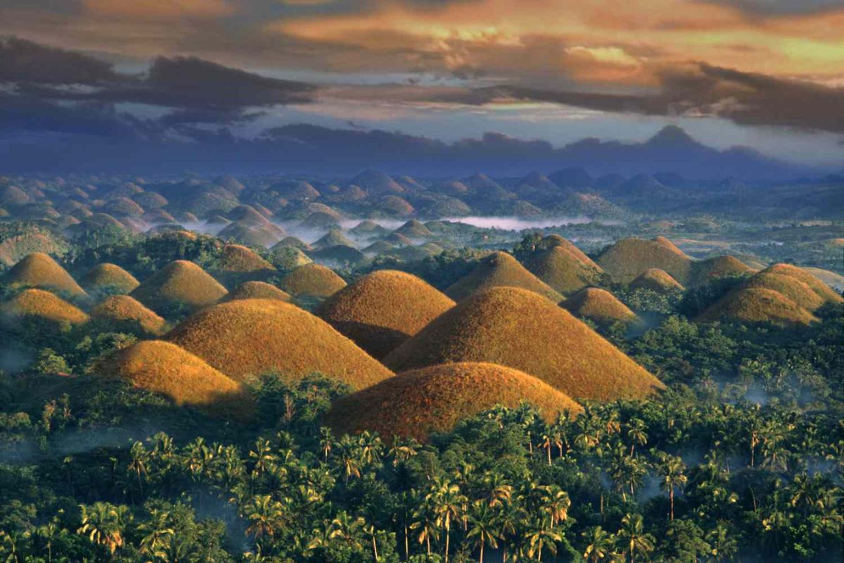  போஹோல்(bohol)மாகாணம் பிலிப்பைன்ஸின் மத்திய விசாயாஸ் பகுதியில் அமைந்துள்ள ஒரு தீவு ஆகும். வசீகரிக்கும் வெள்ளை மணல் கடற்கரைகள், தெளிவான நீர்நிலைகள் மற்றும் உலகத் தரம் வாய்ந்த டைவிங் தளங்களுக்கு பெயர் பெற்றது. அதைவிட முக்கியமாக அதன் சாக்லேட் மலைகளுக்காக புகழ் பெற்றது.