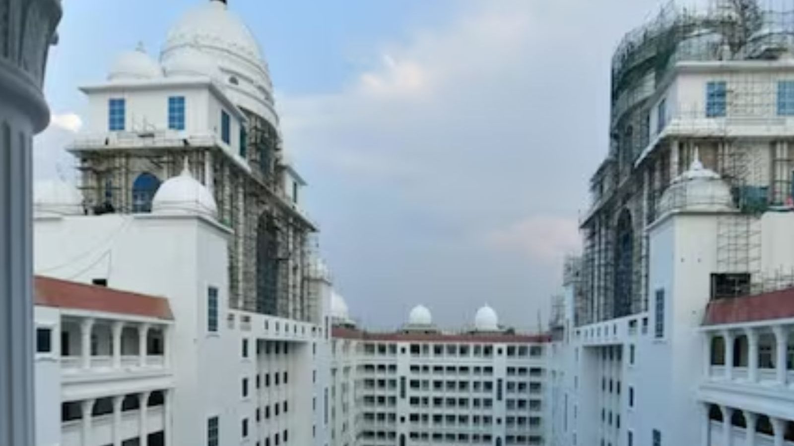 65 ஆயிரம் சதுரடி... 11 அடுக்குமாடி... பிரமிக்க வைக்கும் தெலுங்கானா தலைமை செயலக கட்டடம்!