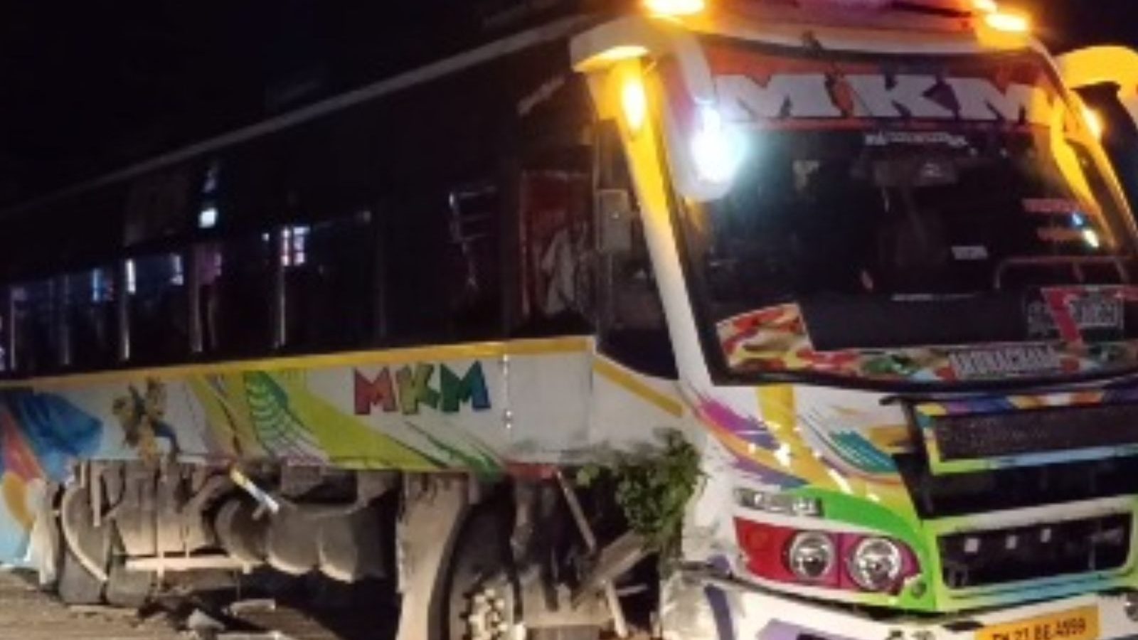 கிரேன் மீது உரசி தனியார் பேருந்து விபத்து - 53 பயணிகள் அதிர்ஷ்டவசமாக உயிர் தப்பினர்