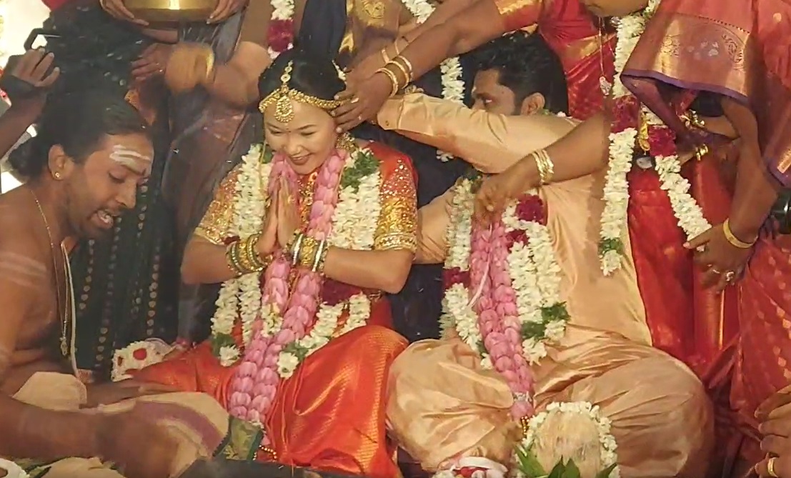  கடலூரைச் சேர்ந்த இளைஞருக்கும் சீனாவைச் சேர்ந்த பெண்ணுக்கும் இந்தியச் கலாச்சாரத்துடனும் தமிழ் முறைப்படியும் திருமணம் நடைபெற்றது.