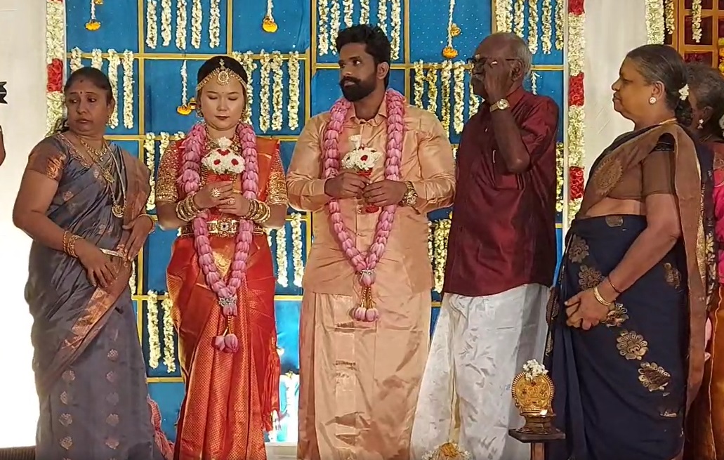  இதுகுறித்து பேசிய மணமகன் பாலச்சந்தர், ‘சீனா மற்றும் பாங்காகில் தொழில் முனைவராக இருந்து வருகின்றேன். அப்போது நானும் சீனா நாட்டை சேர்ந்த யீஜியோ பெண்ணிற்கும் சமூக வலைத்தளங்கள் (ஆப்) மூலமாக தொடர்ந்து பேசி வந்தோம். இந்த தொடர்பு நாளடைவில் நல்ல நட்பாக மாறி பின்னர் காதலாக மாறியது.