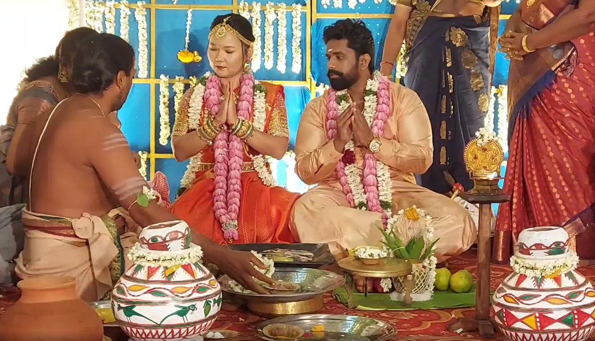  மேலும் சீனப் பெண் யீஜியோ, மணமகனின் உறவினர்கள் மற்றும் பெற்றோர்களை அரவணைத்து அன்புடன் பேசி மகிழ்ந்து புகைப்படம் எடுத்துக் கொண்டார்.