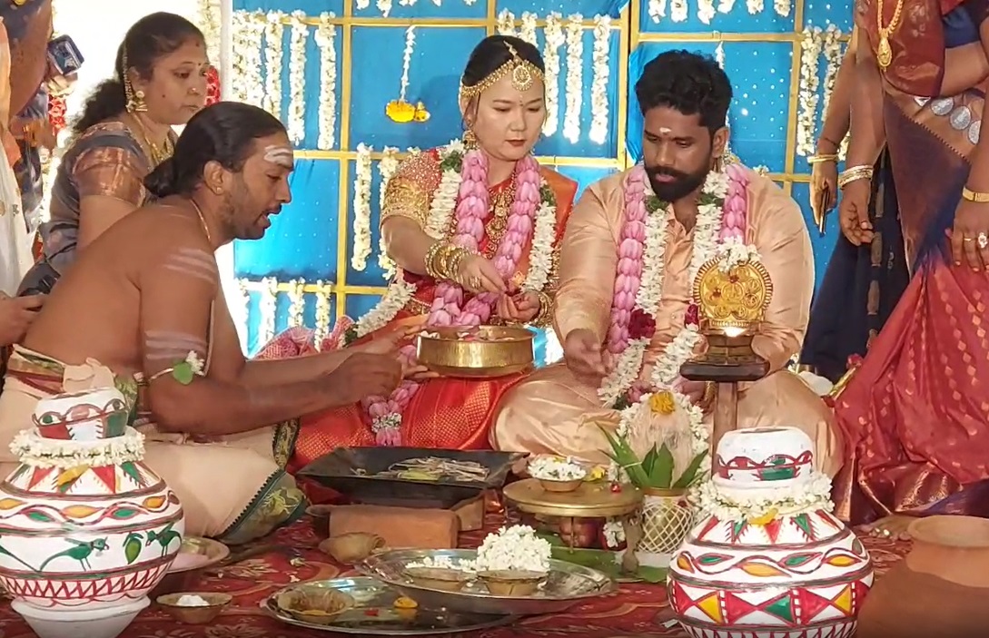  சீனப் பெண் யீஜியோ ஒவ்வொரு தமிழ் சடங்குகளையும் ஆர்வமுடன் மணமகிழ்ச்சியுடன் செய்தார்.