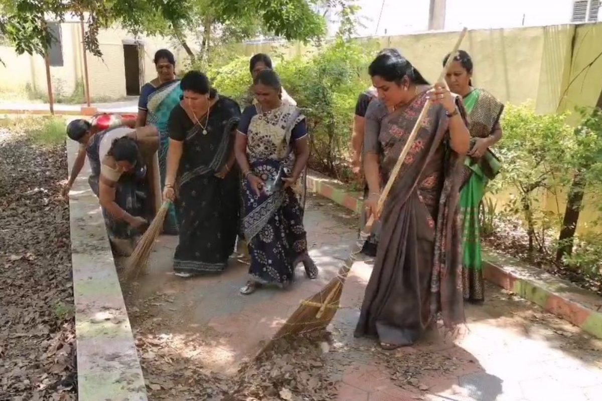 பூங்காவை சுத்தம் செய்து அசத்திய கோவை கவுன்சிலர்!
