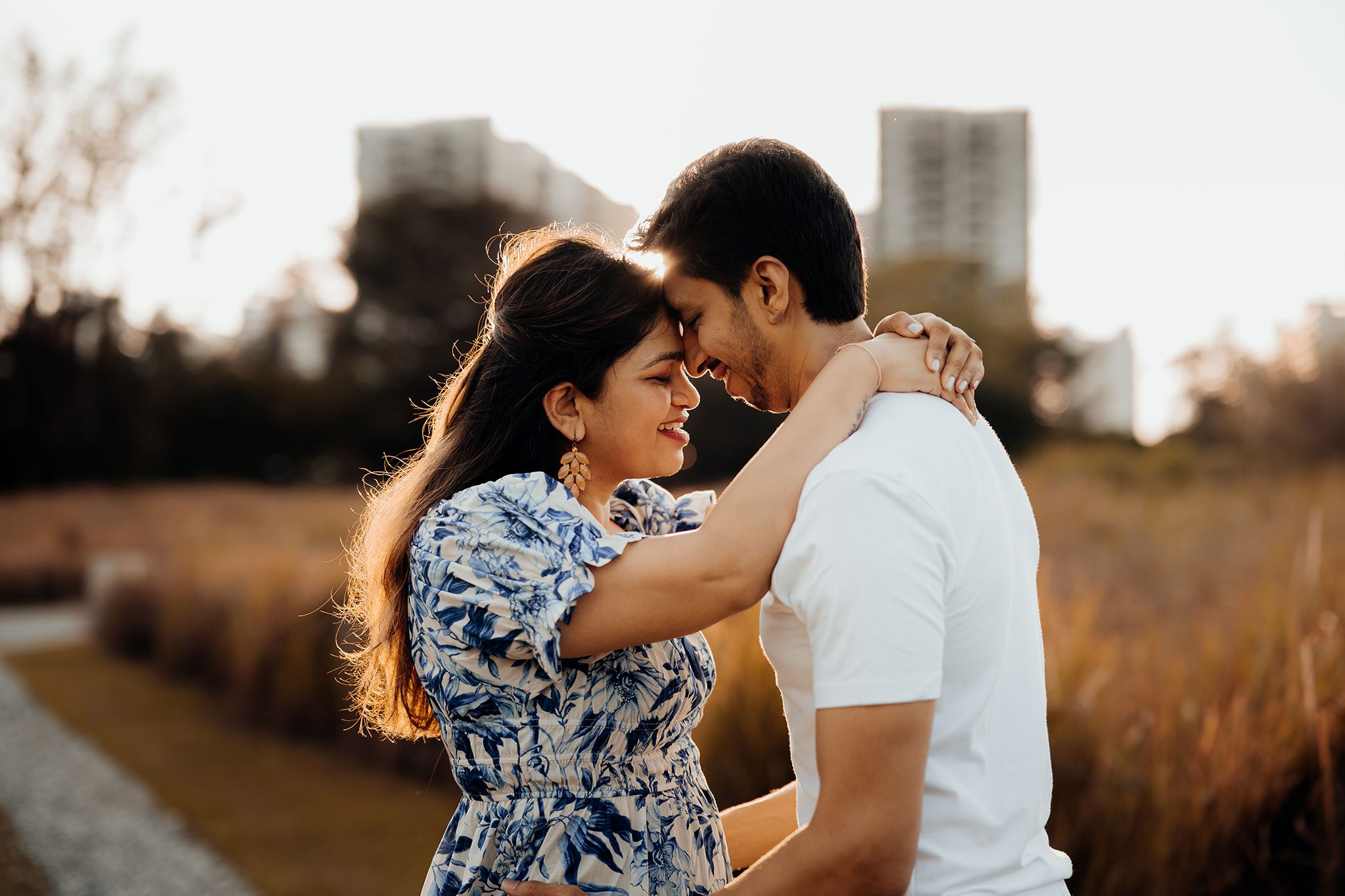  ,[object Object], பொதுவாகவே பெண்கள் தங்கள் மனம் கவர்ந்த ஆண்களிடம் தங்களைப் பற்றிய பலம் பலவீனம் என அனைத்தையும் வெளிப்படையாக கூறி விடுவார்கள். அவர்களுக்கு இருக்கும் பயம், பாதுகாப்பு குறைபாடுகள், சந்தேகங்கள் என அனைத்தையுமே அந்த ஆண் என்ன நினைப்பான் என்பதை பற்றி கவலை கொள்ளாமல் வெளிப்படையாக கூறுவார்கள். இவ்வாறு வெளிப்படையாக இருப்பதே அந்த பெண்ணிற்கு உங்கள் மீது அதிக நம்பிக்கை உள்ளது என்பதற்கான மிகப்பெரும் அறிகுறி ஆகும்.