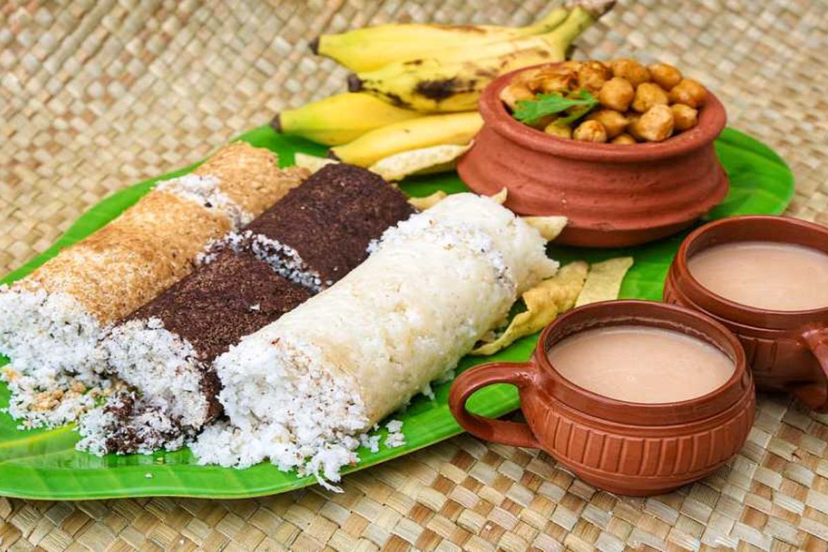 அதேபோல கேரளா உணவுகள் என்பது தவிர்க்க முடியாத ஒன்று. அப்பம், புட்டு- கடலக்கறி, இடியாப்பம் இங்கு மிகவும் பிரபலமானவை.  இங்குள்ள அசைவ உணவுகள் கரிமீன் பொலிச்சது, மீன் மாங்கா கறி, கோஜி பொரிச்சது எல்லாம் நிச்சயம் ட்ரை பண்ண வேண்டியது. இது தவிர பத்திரி, எரிச்சேரி, ஓலன், உள்ளி தேய்த்தல், வெள்ளரிக்காய் கிச்சடி போன்ற சைவ உணவுகளும்  பலா பாயசம், சட்டி பத்திரி, அடப்ரதமன் போன்ற சில சுவையான இனிப்பு வகைகளை சுவைப்பதற்காகவே  கண்டிப்பாக கேரளாவுக்குச் செல்லலாம்.