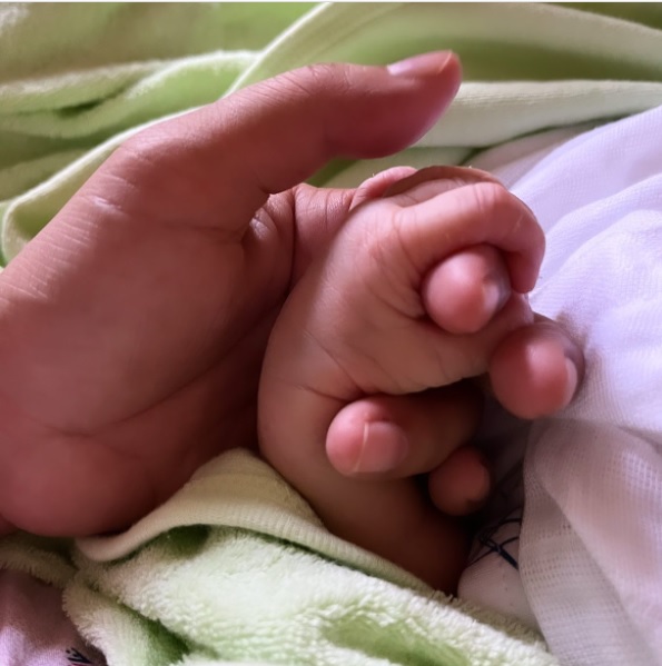  இந்நிலையில் திவ்யா தனக்கு குழந்தை பிறந்துள்ளதை தனது இன்ஸ்டாகிராம் பக்கத்தின் மூலம் அறிவித்துள்ளார். அந்தப் பதிவில், இந்த காத்திருப்பு நீண்டது ஆனால் மிகவும் சிறப்பு வாய்ந்தது, என்ன நடந்தது என்பதற்காக அல்ல, ஆனால் என்ன நடக்கப் போகிறது என்பதற்காக. மேலும் விசித்திரக் கதைகளைப் போல என்றென்றும் உன் வாழ்க்கையில் ஒரு பகுதியாக இருப்பேன் என்று உறுதியளிக்கிறேன். உன்னை காதலிக்கிறேன் என் அன்பு தேவதை, என் அழகான பெண் குழந்தை என தனக்கு பெண் குழந்தை பிறந்துள்ளதை அறிவித்துள்ளார்.