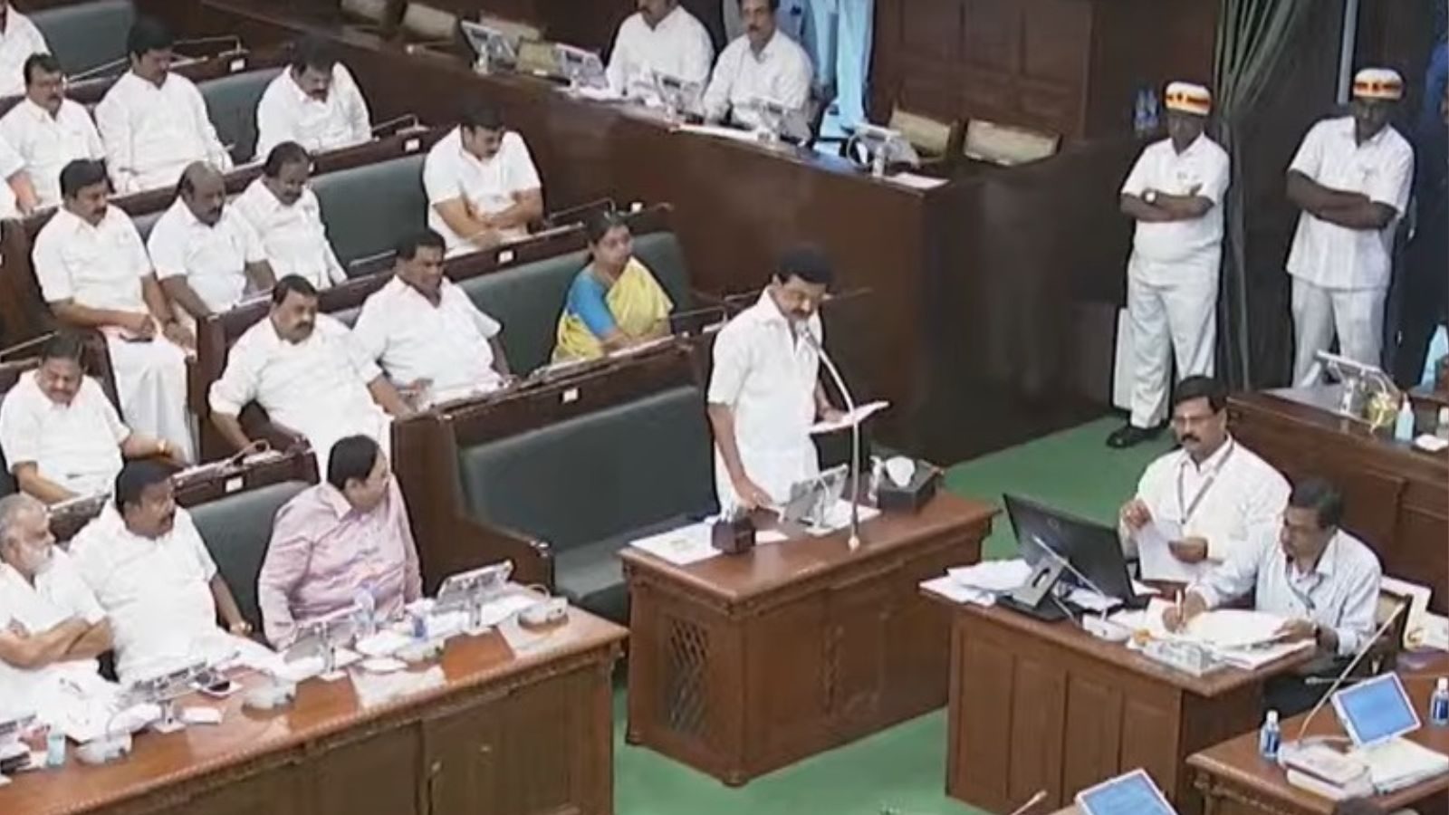 தொடு கணினி... இ- புத்தகம்... காகிதம் இல்லா பேரவையாக மாறிய தமிழக சட்டமன்றம்