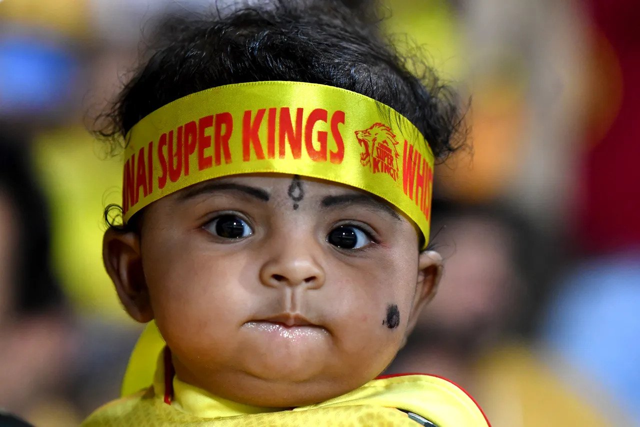 சென்னை அணிக்கு ஆதரவாக தலையில் ரிப்பன் அணிந்து மைதானத்திற்கு வந்த குழந்தை
