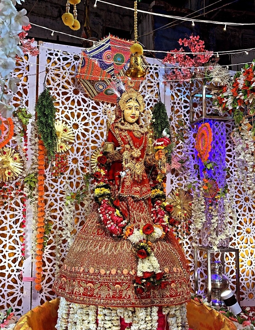  மேலும் இந்த திருவிழாவின் போது கவர் சிலையானது நகரத்தின் பல்வேறு பகுதிகளில் அலங்கரிக்கப்படுகிறது. 4.8 கிலோ தங்கத்தால் செய்யப்பட்ட சிலை ஒன்றும் அமைக்கப்பட்டுள்ளது. கிட்டத்தட்ட ஒரு கோடி ரூபாய்க்கும் மேல் இதன் மதிப்பு இருக்கும் என்பது குறிப்பிடத்தக்கது.