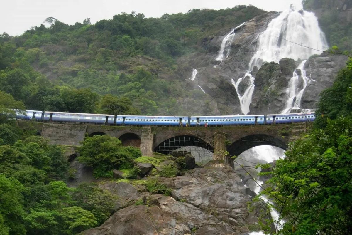 ,[object Object],கோவாவிலிருந்து மற்றொரு அழகிய ரயில் பாதை வாஸ்கோடகாமாவிலிருந்து கர்நாடகாவின் லோண்டா வரை விரிகிறது. இந்த ரயில் பயணம் மேற்குத் தொடர்ச்சி மலையில் இறங்கி மலையின் வளைவுகளோடு செல்கிறது. பிரமிக்க வைக்கும் தூத்சாகர் நீர்வீழ்ச்சி, கோவன் கடற்கரை காட்சிகளை உங்கள் கண்முன் கொண்டுவரும். கோவான் எக்ஸ்பிரஸ் கண்டிப்பாக மிஸ் பண்ணக் கூடாத ஒன்று தான்.