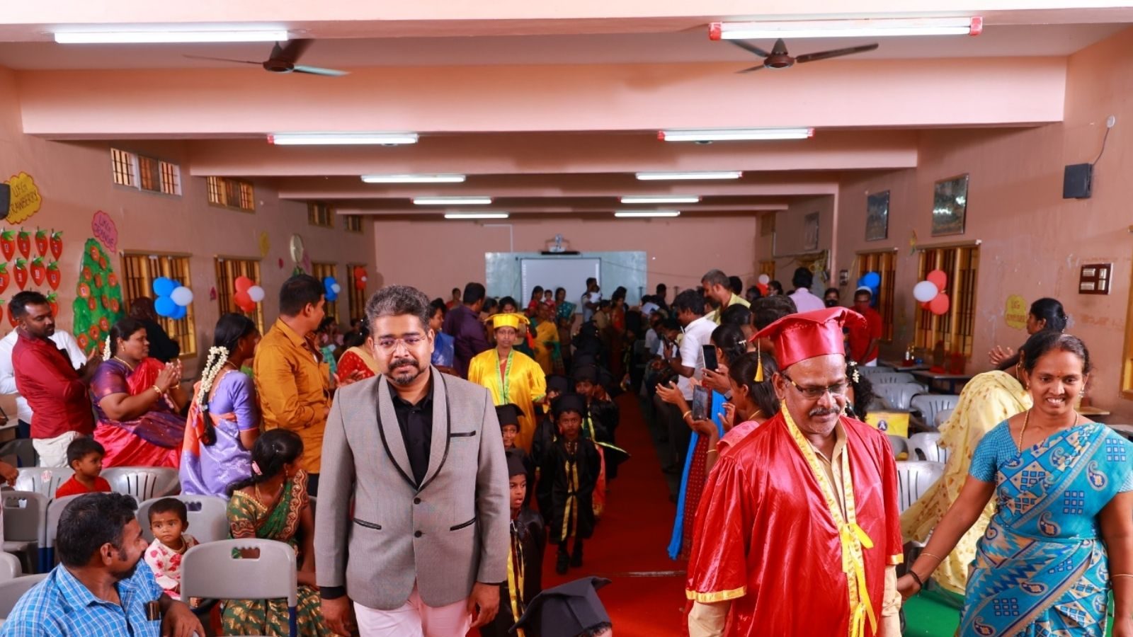 கருப்பு கவுனில் தலையில் தொப்பியுடன் ஒய்யார நடை போட்ட குட்டீஸ்.. சுவாரஸ்யமான பட்டமளிப்பு விழா!