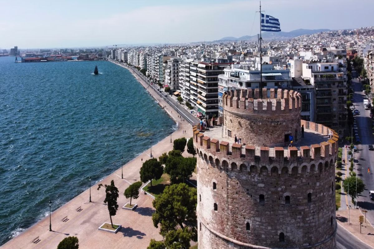  தெசலோனிகி(Thessaloniki) கிரேக்கத்தில் உள்ள மலிவான இடங்களில் ஒன்றாகும். குறிப்பாக உணவு விஷயத்தில். யுனெஸ்கோ அங்கீகாரம் பெற்ற, பல நூற்றாண்டுகள் பழமையான மோடியானோ உணவு சந்தை உட்பட, இங்கு பயணம் செய்ய போதுமான காரணங்கள் உள்ளன. நகர மையத்தை அதன் சர்வதேச விமான நிலையத்துடன் இணைக்கும் மெட்ரோ பாதை நவம்பர் 2023 க்குள் திறக்கப்படும்.