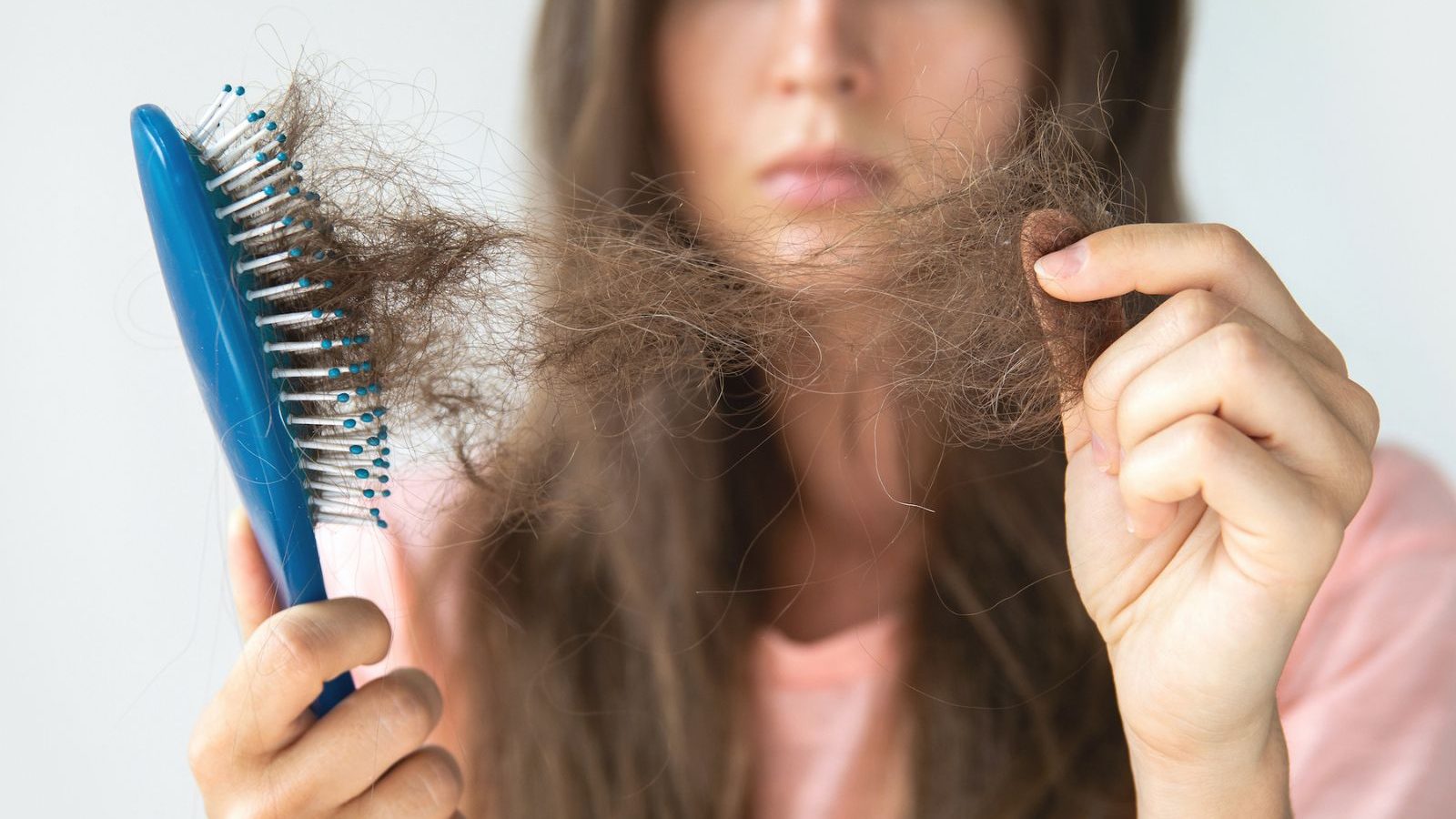 கொத்து கொத்தாக முடி கொட்டுதா..? இந்த பிரச்சனை கூட காரணமாக இருக்கலாம்..!