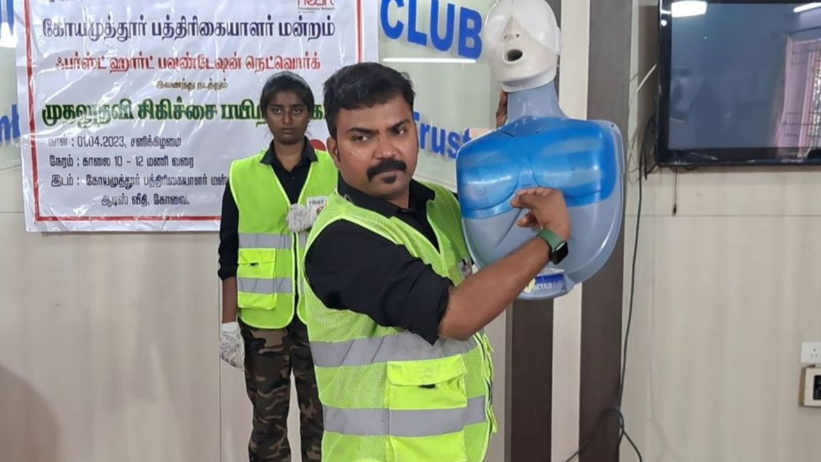 மாரடைப்பு ஏற்படுபவர்களை காப்பாற்றுவது எப்படி? இதோ செயல்முறை விளக்கம்!