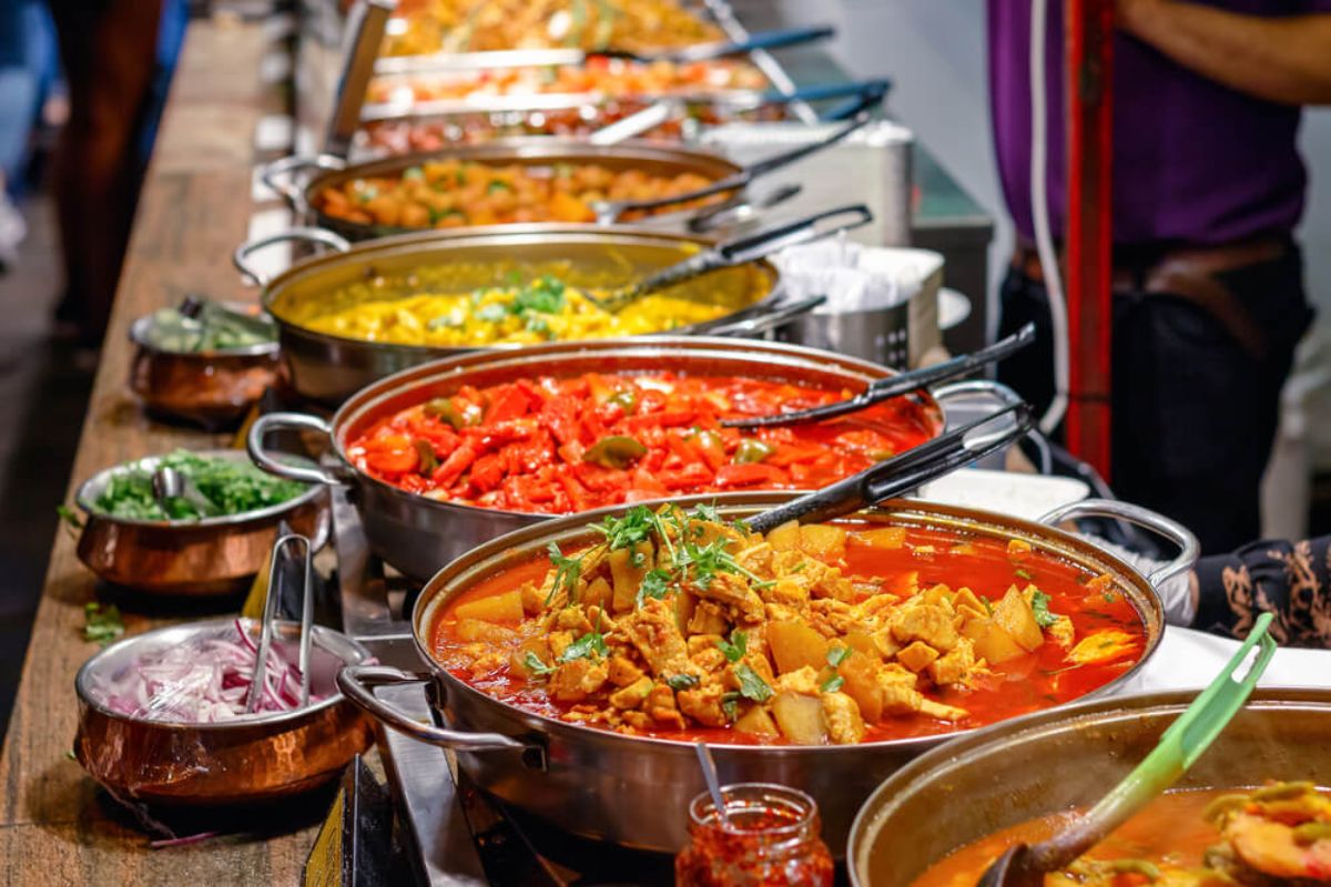  பார்ப்பதற்கு மட்டும் அரச மாளிகை போல் இருப்பதில்லை. அதன் உணவு உபசரிப்புகளும் ராஜஸ்தானின்  அரச குடும்பங்களின் உணவு பழக்கங்களை பிரதிபலிக்கின்றன. திருமண நிகழ்வுகளுக்கு  நவாபி கபாப், நவாபி ருமாலி ரொட்டி, ஷீர்மல், அவத் ஸ்பெஷல் டம் பிரியாணி, மட்டன் மாலை கோஃப்தா, நவாபி சாகோரி சாட், அவத் ஸ்பெஷல் ஷாஹி பனீர் போன்ற லக்னோவி நவாபி பாணி உணவுகளை பரிமாறுகிறார்கள்.