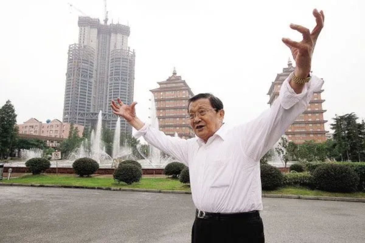  உள்ளூர் அதிகாரிகளின் கூற்றுப்படி, Huaxi ஒரு "முன்மாதிரி சோசலிச கிராமம்" ஆகும். இது 1961 ஆம் ஆண்டில் உள்ளூர் கம்யூனிஸ்ட் கட்சியின் செயலாளர் Wu Renbao என்பவரால் நிறுவப்பட்டது. அவரது தொலைநோக்கு பார்வையானது ஒரு ஏழை விவசாய சமூகத்தை ஒரு பெரும் பணக்கார சமூகமாக மாற்றுவதாகும்.