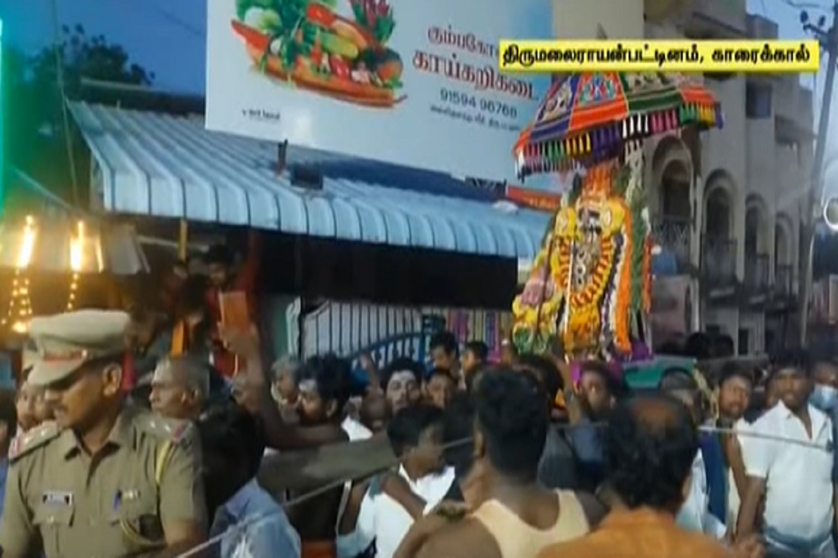  காரைக்கால் மாவட்டம் திருமலைராயன் பட்டினத்தில் பழமை வாய்ந்த ஸ்ரீ நடன காளியம்மன் திருக்கோயிலில் பங்குனி உத்தர திருவிழாவையொடி தீமிதி திருவிழா நடைபெற்றது. வண்ண மலர்களால் அலங்கரிக்கப்பட்ட நடன காளியம்மன் தீக்குழி அருகே எழுந்தருளிய நிலையில், 100-க்கும் மேற்பட்ட பக்தர்கள் தீமிதித்து நேர்த்திக்கடன் செலுத்தினர்.