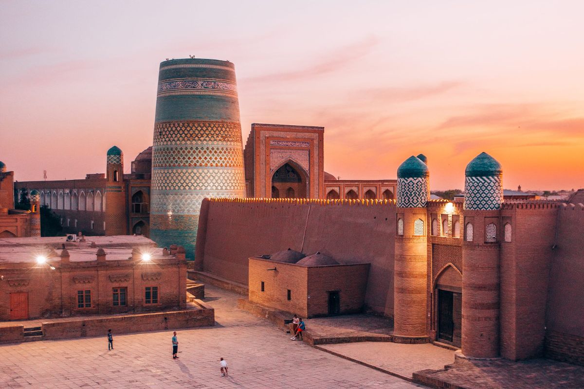  உஸ்பெகிஸ்தானின் Khorezm பகுதி கிவா(khiva) ஒரு பாலைவன நகரமாகும், இது உலகின் மிகவும் பழைய பட்டுப்பாதை நகரங்களில் ஒன்றாகும். கிவா அடிப்படையில் ஒரு திறந்தவெளி அருங்காட்சியகம். உண்மையில், அதன் சிறிய பழைய நகரத்தில் 50 க்கும் மேற்பட்ட வரலாற்று தளங்கள் உள்ளன. இது மத்திய ஆசியாவின் முதல் யுனெஸ்கோ உலக பாரம்பரிய நகரமாக இருப்பதில் ஆச்சரியமில்லை. இந்நகரின் பிரம்மாண்டமான கோட்டைச் சுவர்களுக்குள் களிமண் நிற வீடுகள் மற்றும் பளபளக்கும் மினாராக்கள் ஒளி வீசும்.