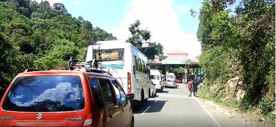  இந்நிலையில் புனித வெள்ளி மற்றும் ஈஸ்ட‌ர் தொட‌ர் விடுமுறையை முன்னிட்டு  த‌மிழ‌க‌ம் ம‌ட்டுமின்றி ப‌ல்வேறு மாநில‌ங்க‌ளில் இருந்தும் கொடைக்கான‌ல் ம‌லைப் ப‌குதிக‌ளை க‌ண்டு ர‌சிக்க‌ சுற்றுலாப் பயணிகளின் வ‌ருகை இன்று காலை முத‌லே அதிக‌ரித்து காண‌ப்ப‌ட்ட‌து.