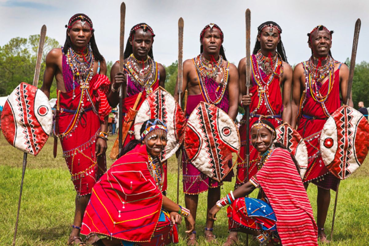  கிழக்கு ஆப்பிரிக்க பழங்குடியினரான மாசாய்( MAASAI ) மக்கள் இசை கருவிகள் ஏதும் இன்றி பாடல் பாடி நடனம் ஆடும் வழக்கத்தைக் கொண்டவர்கள். இன்றும் தங்கள் மரபுகளையும் வாழ்க்கை முறைகளையும் பாதுகாக்கும் சில பழங்குடியின மக்களில் இவர்களும் ஒன்றாகும். அவர்களின் இருப்பு நமது மானுடவியல் கடந்த காலத்தின் ஒரு பகுதியாக செயல்படுகிறது,